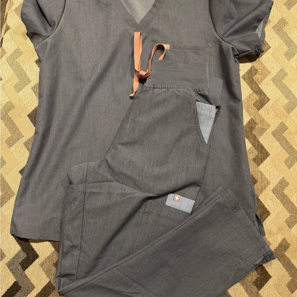 S limited edition gray/charcoal/jean colored Scrub Set! LIKE NEW!